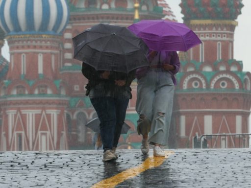 На Москву надвигается мощнейший ураган: жителям советуют не выходить на улицу без острой необходимости