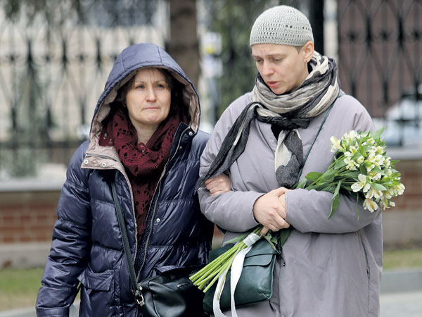 Справа - Нелли Уварова